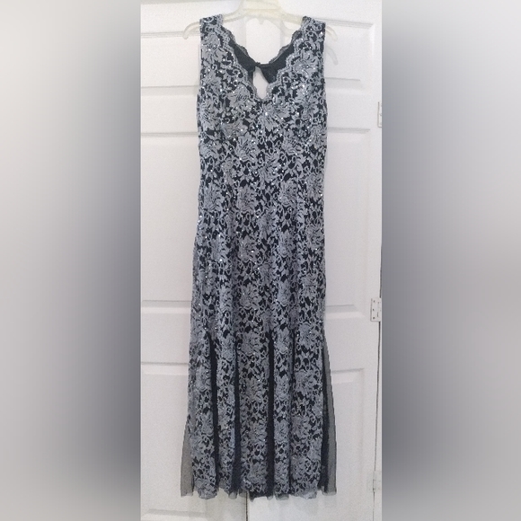 Lovely Grace Dress - Picture 1 of 3